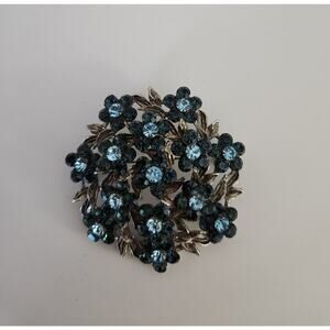 Vintage Brooch In Silvertone With Blue Crystals